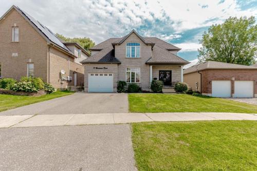 Luxury Villa Inground Heated swimming pool & a Hot Tub in Ingersoll (ON) Luxury Villa Inground Heated swimming pool & a Hot Tub in Ingersoll (ON)