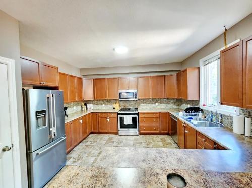 Luxury Villa Inground Heated swimming pool & a Hot Tub in Ingersoll (ON) Luxury Villa Inground Heated swimming pool & a Hot Tub in Ingersoll (ON)