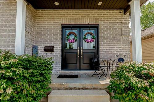 Luxury Villa Inground Heated swimming pool & a Hot Tub in Ingersoll (ON) Luxury Villa Inground Heated swimming pool & a Hot Tub in Ingersoll (ON)