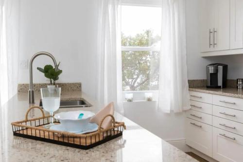 Cocina, Modern Apartment St Georges Bermuda in St. George Cocina, Modern Apartment St Georges Bermuda in St. George