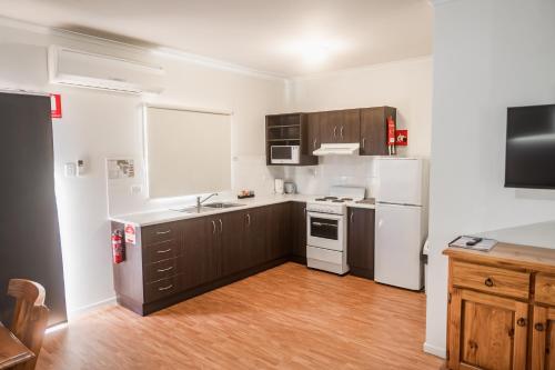 Κουζίνα, The Sundowner Cabin & Tourist Park in Γουάιαλα Κουζίνα, The Sundowner Cabin & Tourist Park in Γουάιαλα