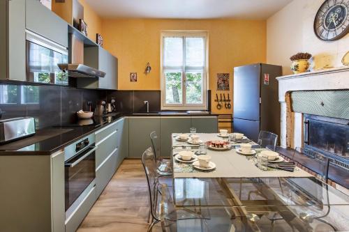 Chateau de Bellevue B&B et Appartements avec Piscine saisonal chauffee et Chambres partout climatise in Saint-Avit Chateau de Bellevue B&B et Appartements avec Piscine saisonal chauffee et Chambres partout climatise in Saint-Avit