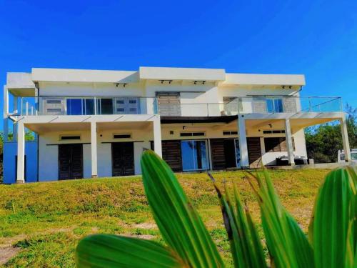 Градина, Villa de luxe Domaine Léna vue sur mer (Villa de luxe Domaine Lena vue sur mer) in Foulpointe Градина, Villa de luxe Domaine Léna vue sur mer (Villa de luxe Domaine Lena vue sur mer) in Foulpointe
