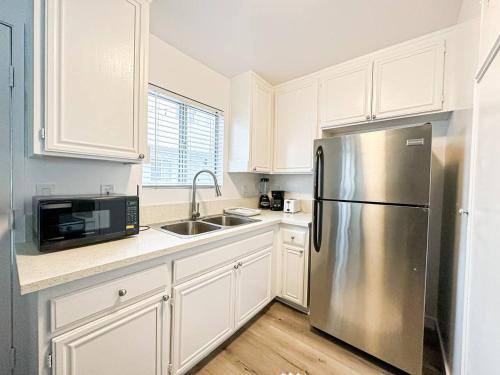 Kitchen, Charming 2-BR, 2-Story Home in Heart of LA - BR4 near Universal Studios Hollywood Kitchen, Charming 2-BR, 2-Story Home in Heart of LA - BR4 near Universal Studios Hollywood