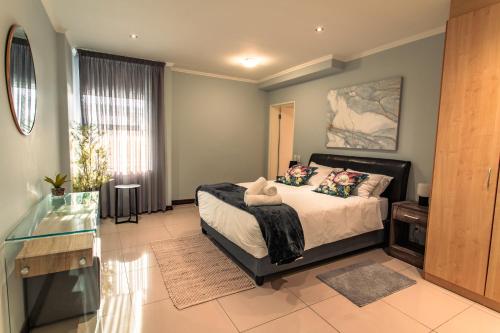 The Centurion - Pool Deck Apartment with Views!