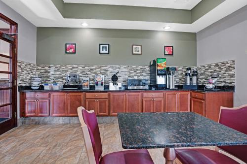 Travelodge by Wyndham Iowa City in Iowa City (IA) Travelodge by Wyndham Iowa City in Iowa City (IA)