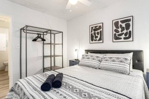Spacious Casa Azul 4 Beds & 2-car Garage! in Orlando West Spacious Casa Azul 4 Beds & 2-car Garage! in Orlando West
