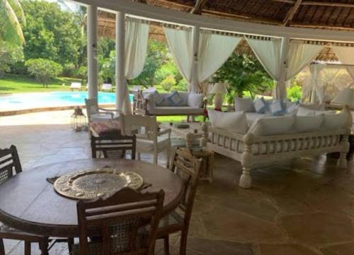 Luxury 5Bdrm Malindi Villa, Pool & Outdoor Space in Malindi Luxury 5Bdrm Malindi Villa, Pool & Outdoor Space in Malindi