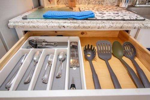 The Boathouse By Dt Orlando With Kitchenette