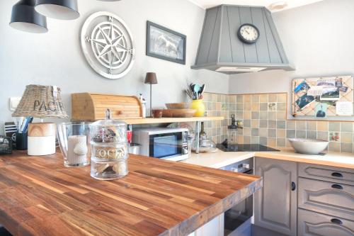 Konyha, La Maison Merlin - Maison avec piscine Sénoville (La Maison Merlin - Maison avec piscine Senoville) in Les Pieux Konyha, La Maison Merlin - Maison avec piscine Sénoville (La Maison Merlin - Maison avec piscine Senoville) in Les Pieux