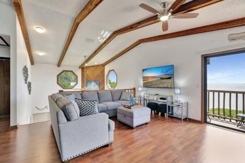 Amazing Private Beach Home in Oldsmar (Florida) Amazing Private Beach Home in Oldsmar (Florida)