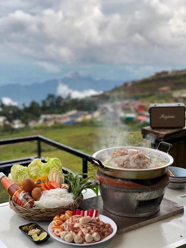 ชาร์จแบต ภูทับเบิก near Phu Hin Rong Kla National Park ชาร์จแบต ภูทับเบิก near Phu Hin Rong Kla National Park