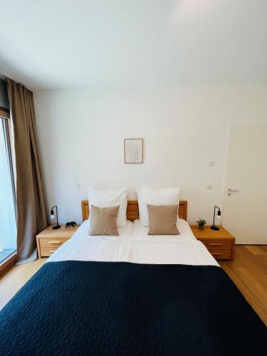 Berlin Mitte: modern bedroom / ensuite bath