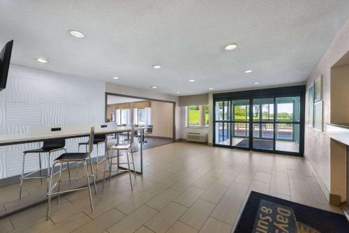 大堂, 堪薩斯城南溫德姆戴斯套房酒店 (Days Inn and Suites by Wyndham Kansas City South) in 堪薩斯城(MO) 大堂, 堪薩斯城南溫德姆戴斯套房酒店 (Days Inn and Suites by Wyndham Kansas City South) in 堪薩斯城(MO)