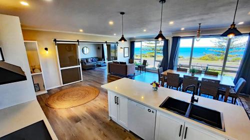 Captains on the Seafront - Winter Fire - stunning sea views- 4br 2bth - large waterfront near Kingscote repülőtér Captains on the Seafront - Winter Fire - stunning sea views- 4br 2bth - large waterfront near Kingscote repülőtér