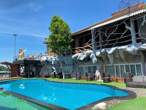 Swimming pool, Suwanna Riverside Resort in Chai Nat Swimming pool, Suwanna Riverside Resort in Chai Nat