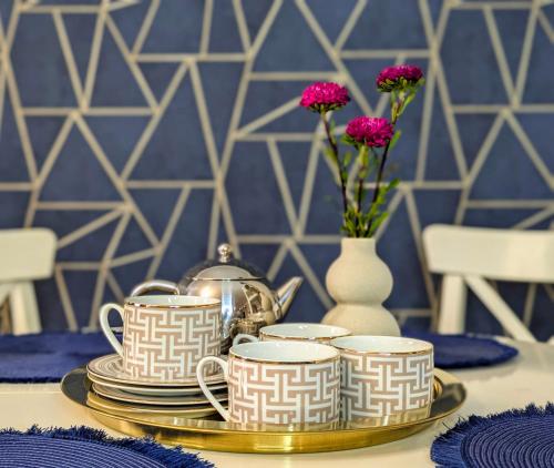 Bella Luna Luxury Suites - Spacious 1BR in Old Town