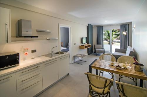 Altın Yunus Hotel & Spa- Çeşme in Cesme Altın Yunus Hotel & Spa- Çeşme in Cesme