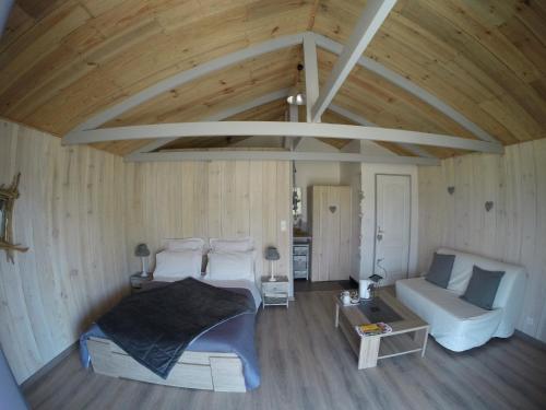 This photo about Chambre d'hotes de l'Estuaire de Blaye shared on HyHotel.com