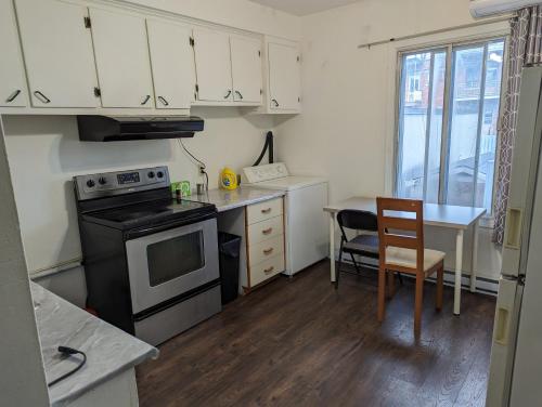 Kitchen, Harmony room near Metro Monk station with Self Check-in in Southwest Kitchen, Harmony room near Metro Monk station with Self Check-in in Southwest