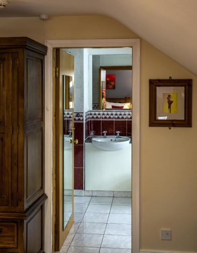 Bathroom, Percy French Hotel in Strokestown Bathroom, Percy French Hotel in Strokestown