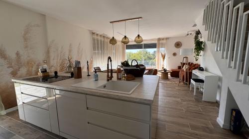 Közös társalgó / TV, La Villa Pangea un havre de paix unique avec vue sur la rivière et la nature (La Villa Pangea un havre de paix unique avec vue sur la riviere et la nature) in Gignac Közös társalgó / TV, La Villa Pangea un havre de paix unique avec vue sur la rivière et la nature (La Villa Pangea un havre de paix unique avec vue sur la riviere et la nature) in Gignac