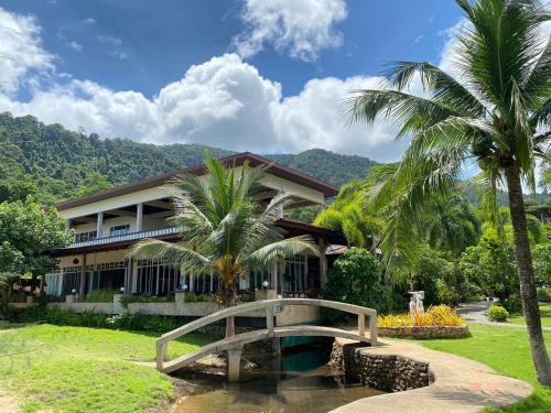 Koh Chang Bailan Beach Resort in Bai Lan Bay Koh Chang Bailan Beach Resort in Bai Lan Bay