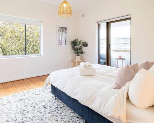 Spacious & bright with ocean views Balcony