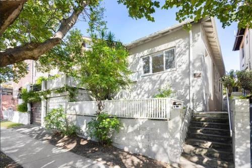 Spacious house with BBQ, outdoor areas and parking in North Bondi Spacious house with BBQ, outdoor areas and parking in North Bondi