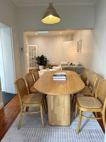 Spacious house with BBQ, outdoor areas and parking in North Bondi Spacious house with BBQ, outdoor areas and parking in North Bondi