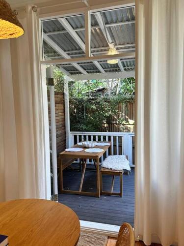 Spacious house with BBQ, outdoor areas and parking in North Bondi Spacious house with BBQ, outdoor areas and parking in North Bondi