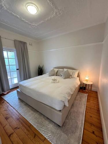 Spacious house with BBQ, outdoor areas and parking in North Bondi Spacious house with BBQ, outdoor areas and parking in North Bondi