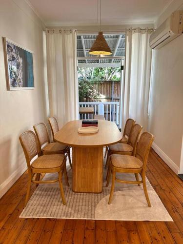 Spacious house with BBQ, outdoor areas and parking in North Bondi Spacious house with BBQ, outdoor areas and parking in North Bondi