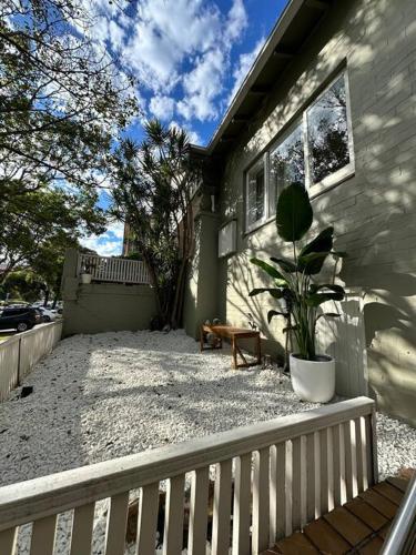 Spacious house with BBQ, outdoor areas and parking in North Bondi Spacious house with BBQ, outdoor areas and parking in North Bondi