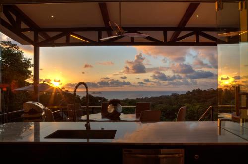 Ocean View Villa With Pool and Spectacular Sunsets in 巴倫娜 Ocean View Villa With Pool and Spectacular Sunsets in 巴倫娜