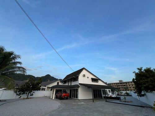 Balcony/terrace, PUTIH Ipoh SaltWater Pool BBQ 5Bed4Bath 19pax near Elightened Heart Buddhist Balcony/terrace, PUTIH Ipoh SaltWater Pool BBQ 5Bed4Bath 19pax near Elightened Heart Buddhist