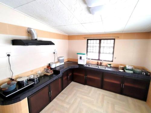 Kitchen, PUTIH Ipoh SaltWater Pool BBQ 5Bed4Bath 19pax near Elightened Heart Buddhist Kitchen, PUTIH Ipoh SaltWater Pool BBQ 5Bed4Bath 19pax near Elightened Heart Buddhist