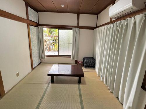 【2階建1棟貸し】#寝室4部屋/駅前商店街/無料高速Wi-Fi/羽田空港へ直行/エアコン完備 in Gumyoji 【2階建1棟貸し】#寝室4部屋/駅前商店街/無料高速Wi-Fi/羽田空港へ直行/エアコン完備 in Gumyoji