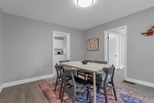 The Huron Charmer-4 BD and Yard in ฮิลล์ท็อป The Huron Charmer-4 BD and Yard in ฮิลล์ท็อป