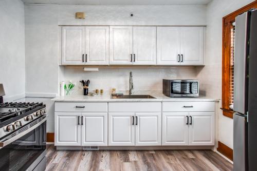 Amazing 3 bedroom home Steps, Airport, UofR, RIT, Strong in R&K斯基蘭治機場 Amazing 3 bedroom home Steps, Airport, UofR, RIT, Strong in R&K斯基蘭治機場