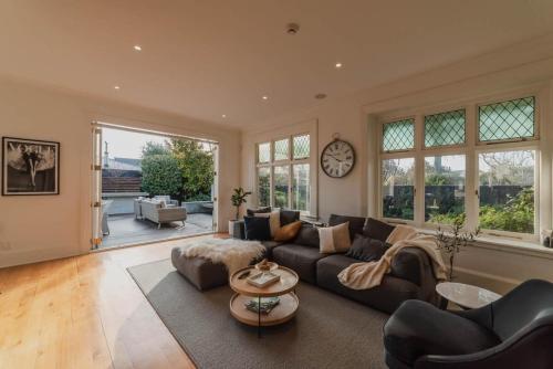 Bel Air Mansion - Sleeps 15 Villa in Fendalton Bel Air Mansion - Sleeps 15 Villa in Fendalton