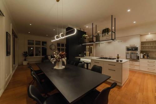 Bel Air Mansion - Sleeps 15 Villa in Fendalton Bel Air Mansion - Sleeps 15 Villa in Fendalton