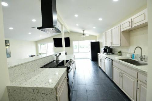 Kitchen, Sunny San Diego, Entire home, Pool, Free Parking, BBQ, Pets allowed, family neighborhood! in Serra Mesa Kitchen, Sunny San Diego, Entire home, Pool, Free Parking, BBQ, Pets allowed, family neighborhood! in Serra Mesa