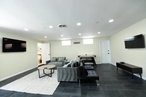 Entire home, Pool, Free Parking, WiFi, Family Neighborhood! in Serra Mesa Entire home, Pool, Free Parking, WiFi, Family Neighborhood! in Serra Mesa