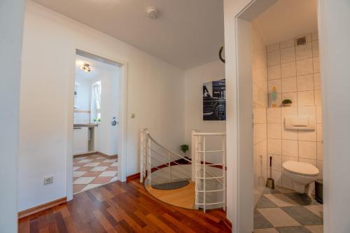 Baie, SCHLOSSBERG RESIDENCES - Markplatz City-Apartment in Weinheim Baie, SCHLOSSBERG RESIDENCES - Markplatz City-Apartment in Weinheim