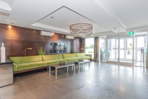 Lobby, Sandman Hotel Abbotsford Airport in Abbotsford (BC) Lobby, Sandman Hotel Abbotsford Airport in Abbotsford (BC)