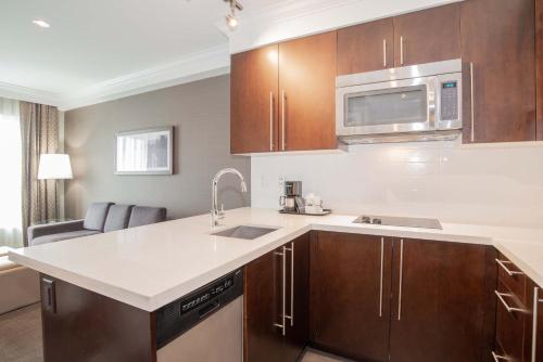 廚房, 阿伯茲福德機場桑德曼酒店 (Sandman Hotel Abbotsford Airport) in 阿伯茲福德 (BC) 廚房, 阿伯茲福德機場桑德曼酒店 (Sandman Hotel Abbotsford Airport) in 阿伯茲福德 (BC)