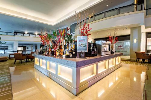 Előcsarnok, Waterfront Cebu City Hotel and Casino in Cebu Előcsarnok, Waterfront Cebu City Hotel and Casino in Cebu