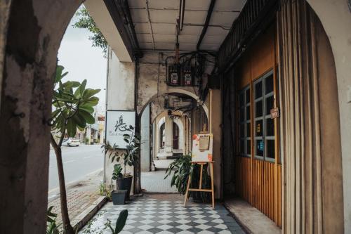 Entrance, De Cafe & Rest House near Restoran Cowan Street Ayam Tauge & Koitiau Entrance, De Cafe & Rest House near Restoran Cowan Street Ayam Tauge & Koitiau
