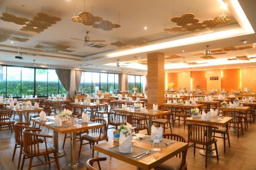 Restaurant, Craft Resort and Villas in Koh Sirey Restaurant, Craft Resort and Villas in Koh Sirey
